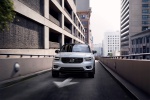2019 Volvo XC40 T5 R-Design AWD in Crystal White Metallic - Driving Frontal View